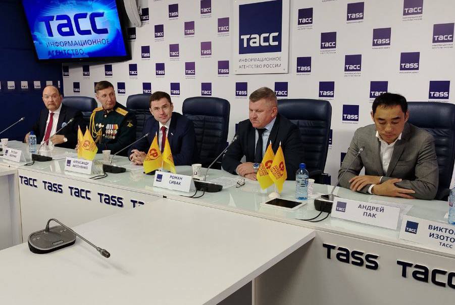Кандидатов на участие в выборах в Новосибирске представили справедливороссы   Глава новосибирского реготделения партии «Справедливая Россия – За Правду», депутат Госдумы Александр Аксененко представил ключевых кандидатов, которые пойдут на осенние выборы в Новосибирске и области. По его оценке, по спискам партия планирует занять 10%, еще минимум двое депутатов должны пройти по одномандатным округам. Кроме того, кандидаты от СРЗП намерены выдвигаться во всех городских одномандатных округах и в районах области. В целом в эту политическую кампанию в регионе будут разыгрываться около 4000 мандатов. Подробнее читайте по ссылке   INFOPRO54    Фото Infopro54, автор: Юлия Данилова.