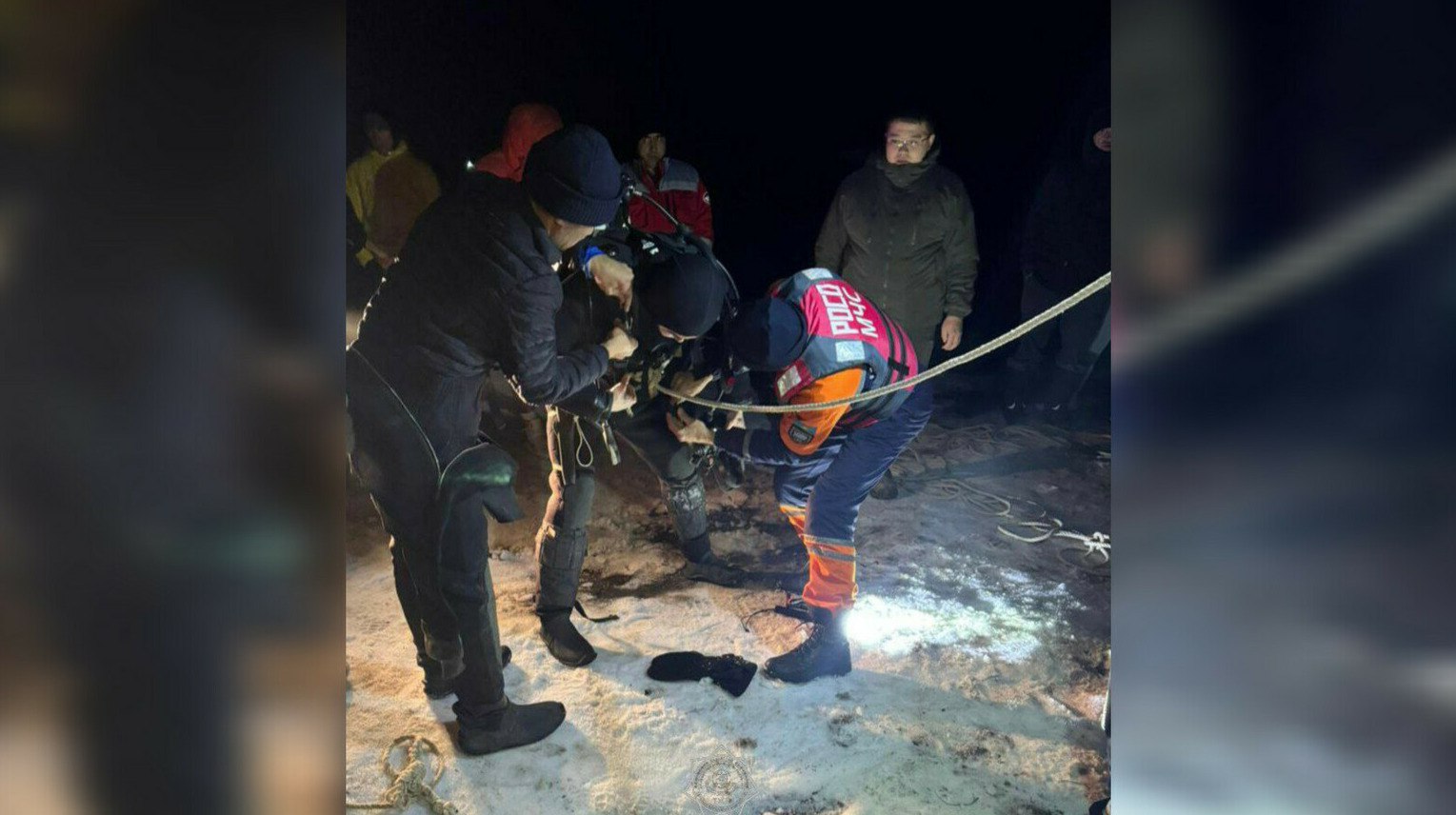 В Алматинской области четверо подростков провалились под лёд один погиб Четверо подростков провалились под лёд на водоёме в селе Умбетали Жамбылского района Алматинской области один из них погиб передаёт ArbatMedia По данным МЧС происшествие случилось на замёрзшем водоёме когда дети находились на льду На крики о помощи откликнулся рыбак находившийся поблизости Он сумел вытащить троих подростков но спасти четвёртого не удалось Тело погибшего ребёнка позже обнаружили и подняли со дна водоёма водолазы Республиканского оперативно спасательного отряда Его передали сотрудникам полиции для проведения необходимых процедур Спасатели напоминают о важности соблюдения правил безопасности на водоёмах в зимний период В МЧС подчёркивают что нельзя выходить на неокрепший лёд и оставлять детей без присмотра вблизи воды Прислать новость