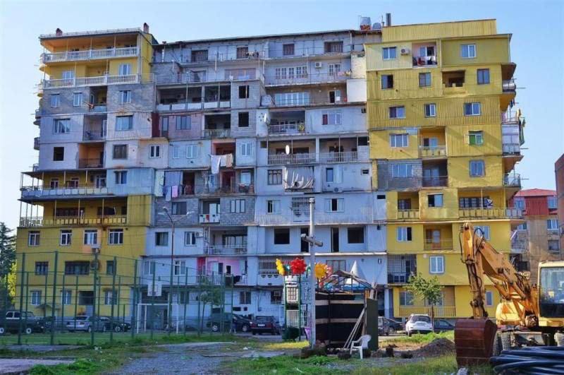 Нелегальный самострой в аварийных домах живут сотни тысяч россиян Проблема самостроя довольно распространена больше всего незаконных многоквартирных домов находится в Краснодарском крае Крыму на Северном Кавказе и в Якутии Такое жилье не прошло экспертизу а значит несет опасность для жизни По данным МЧС на него приходится порядка 200 аварийных ситуаций за последние 5 лет Однако многие люди решают рискнуть потому что цены в самовольных постройках обычно в 2 3 раза ниже рынка Если в Москве квадрат обычной квартиры в среднем стоит 250 300 тыс руб то в незаконной многоэтажке 80 120 тыс Фото Яндекс
