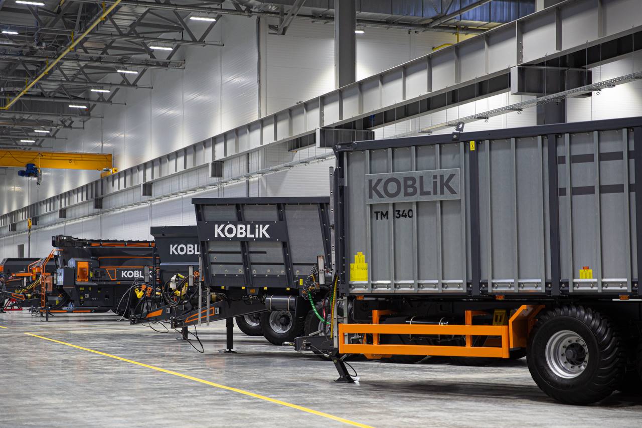 KOBLiK GROUP открыла новый завод в Смоленске Площадь предприятия составляет 11 5 тыс кв метров На заводе планируют выпускать до 600 единиц техники в год   кормораздатчики   разбрасыватели удобрений   тракторные полуприцепы На заводе будет создано более 130 новых рабочих мест Подробнее Подписывайтесь на нас в Telegram в MAX Оставляйте бусты