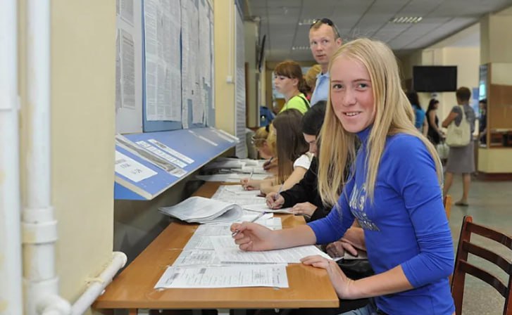 Итоги приемной кампании Приемная кампания 2025 в Удмуртии завершилась полным заполнением бюджетных мест Самые высокие конкурсы пришлись на медицину IT и гуманитарные направления при этом аграрные и инженерные специальности также остаются востребованными Существенно вырос интерес к целевому обучению в первую очередь за счет поддержки Минздрава и оборонно промышленных предприятий Не теряет актуальности и международное направление вузы продолжают набирать студентов из стран СНГ Азии и Африки расширяют партнерские программы с Китаем и другими государствами Рассказываем о том какие специальности стали самыми популярными сколько студентов поступило по целевому набору и как развивается международное сотрудничество izhlife ru Удмуртия Ижевск