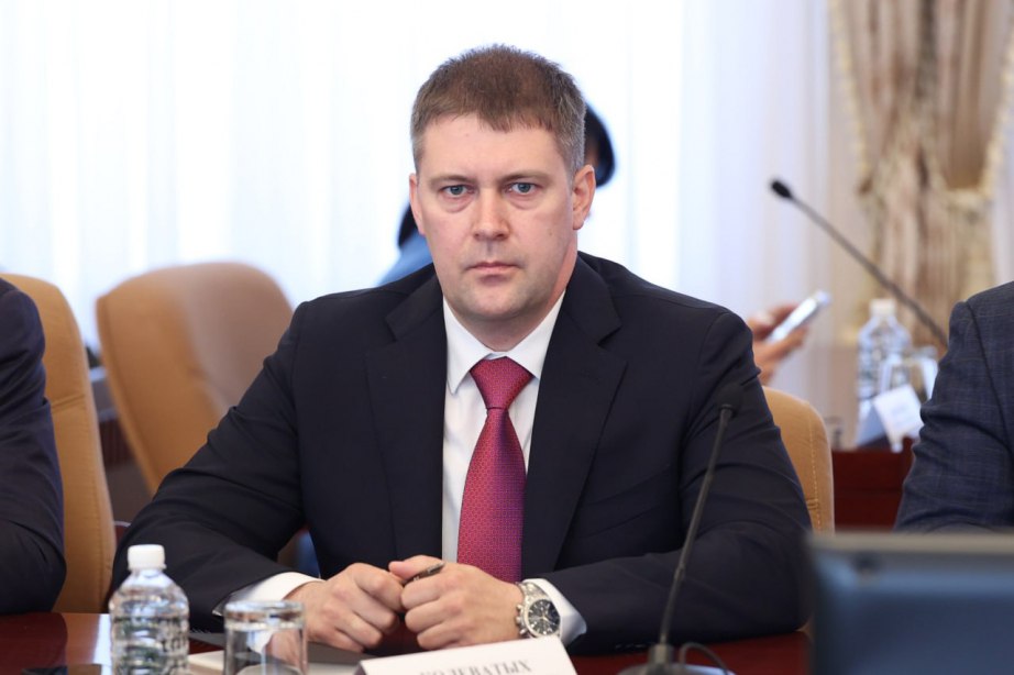 В Хабаровском крае новый зампред по стройке На должность исполняющего обязанности заместителя председателя правительства края по вопросам строительства назначен Алексей Колеватых. Он будет курировать стройку, ЖКХ, управление государственной охраны объектов культурного наследия и комитет государственного строительного надзора. Последние пять лет Колеватых возглавлял министерство строительства в Сахалинской области. До прихода на госслужбу занимал руководящие должности в различных бизнес-структурах. AmurMedia Прислать новость
