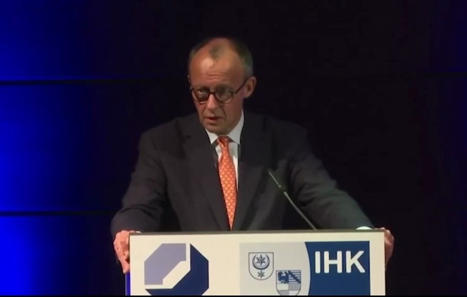 Канцлер Мерц заявил что в Германии слишком высокие зарплаты и призвал немцев больше работать Он выступил против четырех дневной рабочей недели назвал нынешнюю производительности труда в ФРГ недостаточной отметил что в соседней Швейцарии люди работают в среднем на 200 часов в год больше Стоимость рабочей силы в нашей стране слишком высока мы должны снизить этот уровень сказал Мерц НАШИ РЕСУРСЫ Telegram Tik tok YouTube RUTUBE