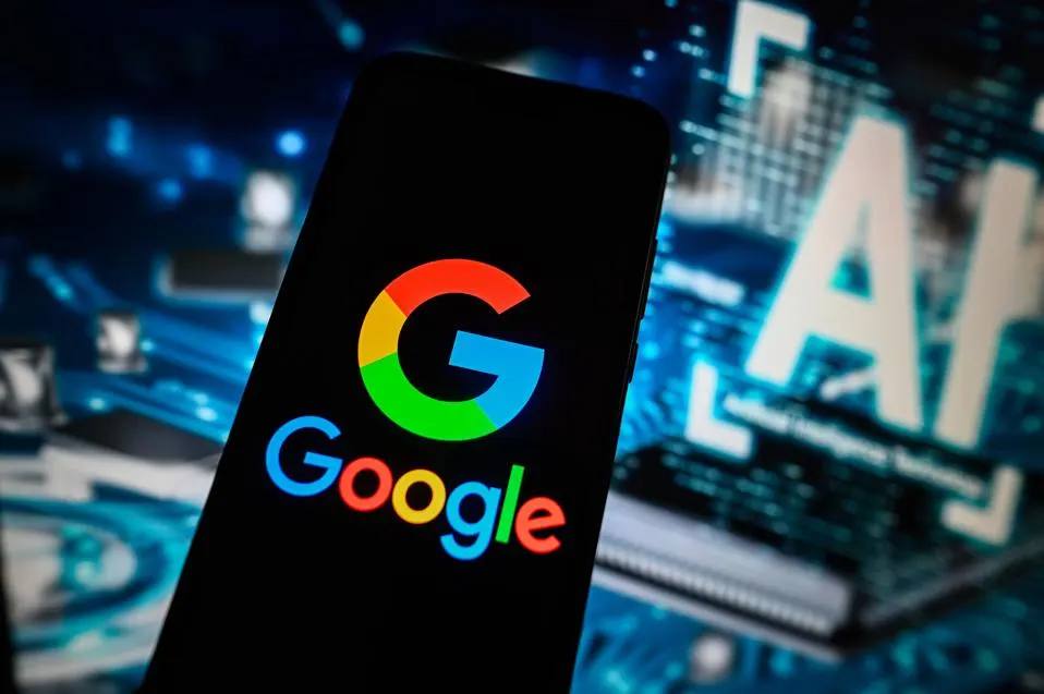 ИИ нашел 0-day уязвимость: Google теперь хакеры, но в хорошем смысле  Google недавно заявила о первой в мире находке уязвимости нулевого дня, сделанной с помощью ИИ. В ходе эксперимента их новая команда Big Sleep, объединяющая Project Zero и DeepMind, обнаружила эксплуатируемую проблему с безопасностью в SQLite — популярной базе данных с открытым кодом. Этот баг был исправлен ещё до выхода официального релиза, и пользователи SQLite не пострадали.  Big Sleep — это AI-агент, который помогает находить уязвимости там, где обычные инструменты, такие как fuzzing, не справляются. Идея в том, чтобы найти ошибки до их появления в релизах, оставляя минимум шансов для злоумышленников. Хотя результаты пока носят экспериментальный характер, Google считает, что в будущем такая помощь ИИ значительно упростит и удешевит устранение уязвимостей.  Но давайте не забывать и о «обратной стороне» ИИ: пока Big Sleep помогает защитить наши системы, другие ИИ работают над созданием deepfake-угроз, которые могут поставить под угрозу не только репутации, но и демократические выборы. Так что технологии снова двигают нас вперёд — вопрос только в том, в каком направлении.  Что скажете, может ли ИИ стать нашим лучшим защитником в мире кибербезопасности, или мы ещё пожалеем, что научили его хакерским трюкам?