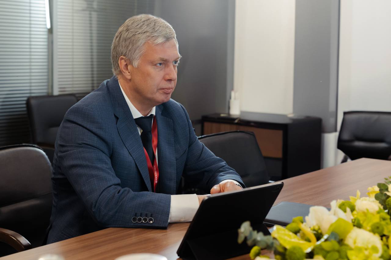 Сегодня на ПМЭФ обсудили с губернатором Ульяновской области Алексеем Юрьевичем Русских развитие региона Область наращивает темпы строительства - за первые пять месяцев этого года ввели 217 000 квадратов жилья, что на 10% больше, чем за тот же период прошлого года. Обсудили также дороги. Близится к завершению строительство моста через реку Свиягу в Ульяновске на улице Минаева. Также обсудили работу над расширением федеральных трасс в рамках международного транспортного коридора «Европа - Западный Китай». Задач по нацпроекту «Инфраструктура для жизни» много. Будем продолжать работать сообща.