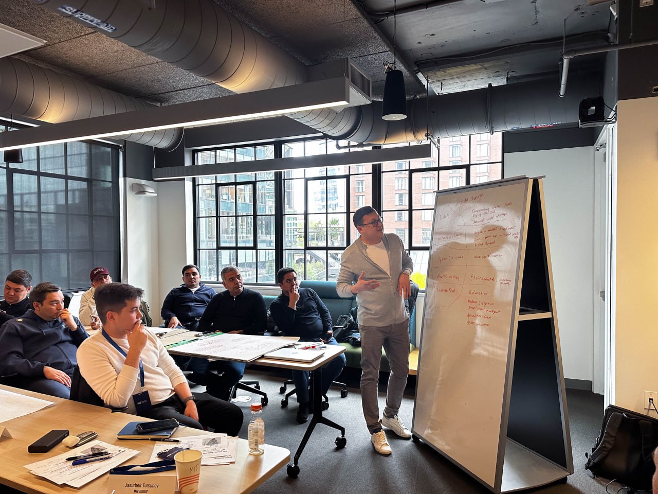 MIT x Uzbekistan формирование поколения цифровых лидеров Узбекистан делает ставку на искусственный интеллект и стартап экосистему как основу новой экономики В октябре делегация Министерства цифровых технологий и IT Park Uzbekistan прошла обучение в Массачусетском технологическом институте MIT в рамках программы MIT Tech Leaders Lab Программа проходила в MIT Kuo Sharper Center и включала темы стратегическое лидерство и инновационные экосистемы венчурное финансирование и предпринимательство внедрение AI в управление и образование Участники разработали дорожные карты развития инновационной экосистемы Узбекистана а MIT отметило системный подход страны к инвестициям в человеческий капитал По итогам намечено сотрудничество с MIT локализация стартап платформы MIT Sandbox запуск совместных R D центров в области AI робототехники и автоматизации академические обмены и программы Open Learning MIT Такие инициативы формируют поколение лидеров способных создавать проекты мирового уровня Шерзод Шерматов министр цифровых технологий Узбекистана ТГ канал uzbekvc