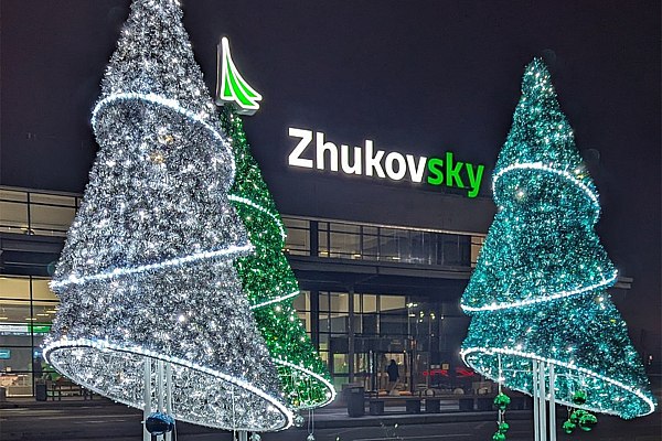 В аэропорту Жуковский создана новогодняя атмосфера с использованием современных технологий В предпраздничный период аэропорт Жуковский преобразился территория и внутренние пространства украшены в новогодней тематике а для пассажиров запущена фото стойка с технологией искусственного интеллекта Об этом сообщает AVIA RU Как рассказали в авиагавани в рамках подготовки к праздникам перед зданием пассажирского терминала и в зоне регистрации установлены искусственные ели а со стороны перрона прибывающих и вылетающих пассажиров встречает живая ель Кроме того в ближайшее время к дежурствам в составе перронной бригады присоединится новый сотрудник Дед Мороз Он поможет встречать прибывающие самолеты дарить пассажирам праздничное настроение и делать путешествие по настоящему волшебным рассказали в аэропорту aviaru net n291221
