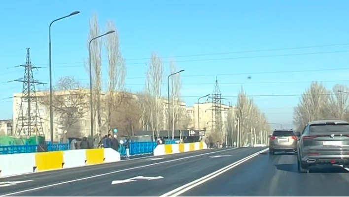 В Бишкеке открыли новый мост через реку Аламедин по ул Ауэзова С возобновлением движения на данном участке дорожной сети существенно улучшена пропускная способность и теперь заторы ранее возникавшие в связи с реконструкцией будут полностью исключены сообщает пресс служба УПСМ столицы