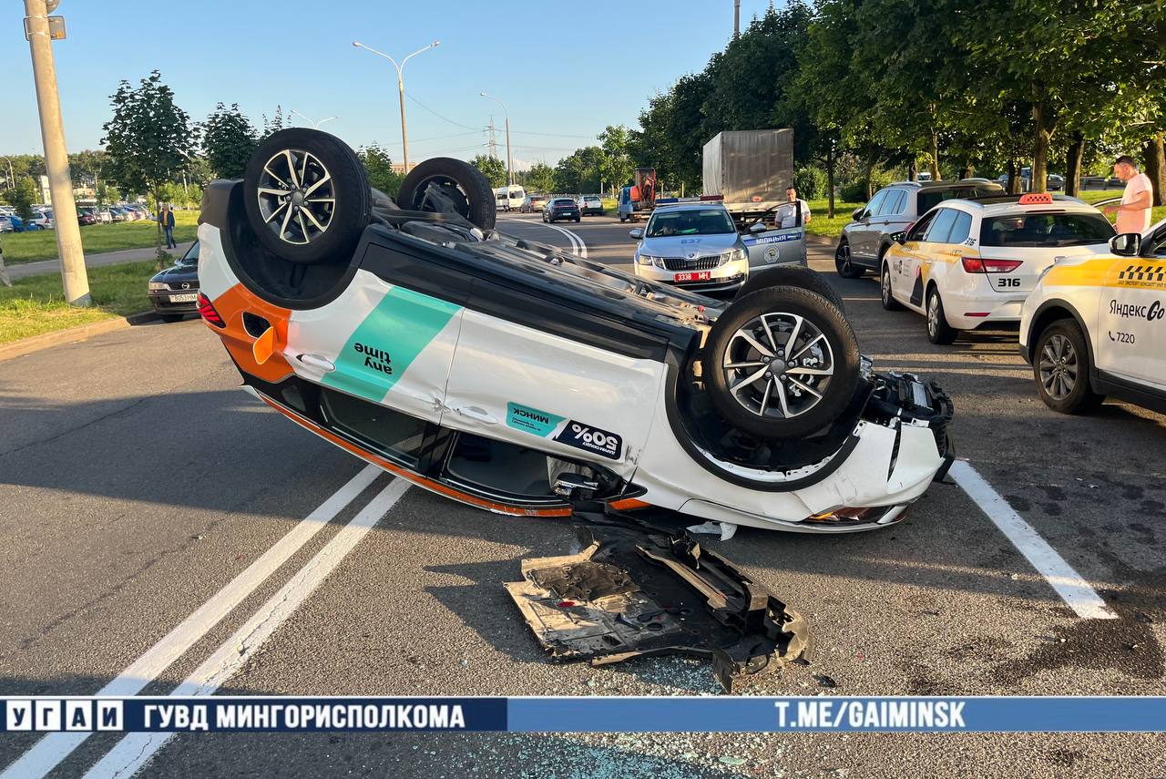ДТП с участием 5 автомобилей случилось на пр. Дзержинского. Сегодня около 18:30 20-летний водитель каршерингового авто Belgee отвлекся от управления и врезался в припаркованные машины — Volkswagen, Lada, Seat и BYD. От удара Belgee опрокинулся. Водитель доставлен в медучреждение для обследования. Фото: ГАИ «Минск-Новости» MINSKNEWS.BY Telegram Viber FB VK Inst TikTok YouTube