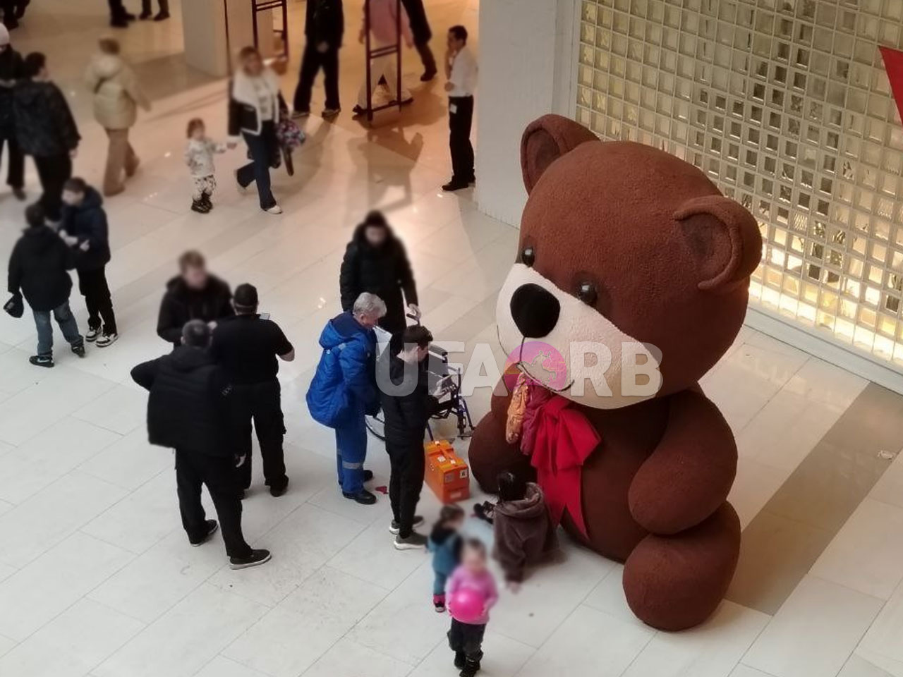 Прокуратура проверит ЧП в уфимской Планете Сегодня в ТРЦ Планета во время акции с воздушными шарами случилось массовое столкновение людей В давке пострадали женщина и ребенок им потребовалась помощь медиков Прокуратура Октябрьского района Уфы уже взялась за проверку Главные вопросы соблюдались ли правила безопасности при проведении массового мероприятия и кто за это в ответе Если найдут нарушения виновных ждут меры прокурорского реагирования Фото ufa rb Mkset Читайте нас в MAX