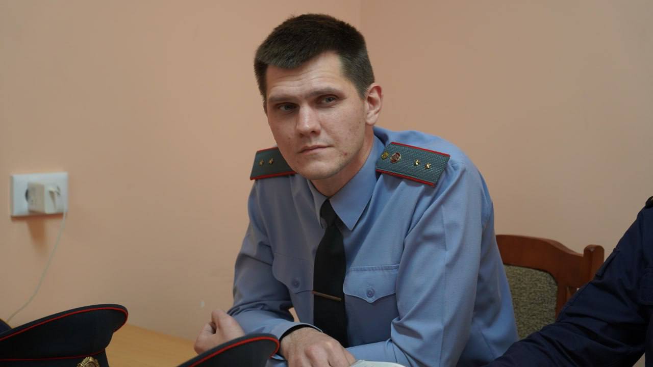 Милиционеры Гродненщины провели профориентационную беседу со студентами На базе общежития 6 по улице Дубко, 20, агитационная группа правоохранителей провела профориентационную беседу со студентами 2-4 курсов купаловского университета. Слушателей поприветствовал ведущий специалист отдела кадров УВД Иван Петлицкий. В своем выступлении он рассказал на положительных моментах службы в органах внутренних дел и какие требования предъявляют к кандидатам для поступления в милицию. Подробнее о личном опыте учебы во время подготовки в УО «Центр подготовки, повышения квалификации и переподготовки кадров МВД» поделился молодой оперуполномоченный уголовного розыска Ленинского РОВД, лейтенант милиции Владимир Лисицкий. Первые три месяца становятся отличной базой для дальнейшего роста и развития, также молодой сотрудник рассказал о преимуществах службы и о работе в райотделе. Представители УВД и РОВД более детально остановились на некоторых моментах, рассказав о преимуществах службы и ответили на все заданные вопросы студентов. Среди слушателей были и те, кого заинтересовала полученная информация и они изъявили желание служить в органах внутренних дел. К слову, такие встречи правоохранители проводят на регулярной основе, не только в формате лекции, но и могут быть как индивидуальные беседы, так и групповые.