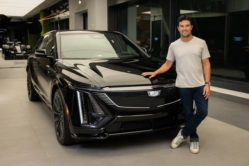Cadillac объявил состав команды Формулы 1 на сезон 2026 В дебютный состав команды марки не вошли американские спортсмены Официально объявлено о подписании контрактов с мексиканцем Серхио Пересом на фото и финном Валттери Боттасом Для Переса контракт с Cadillac означает возвращение в королевские гонки так как в конце прошлого года после его развода с Red Bull Racing предполагалось что формульная карьера Переса завершена Боттас же перейдёт в состав Cadillac по завершении нынешнего контракта с Mercedes AMG autoruonline