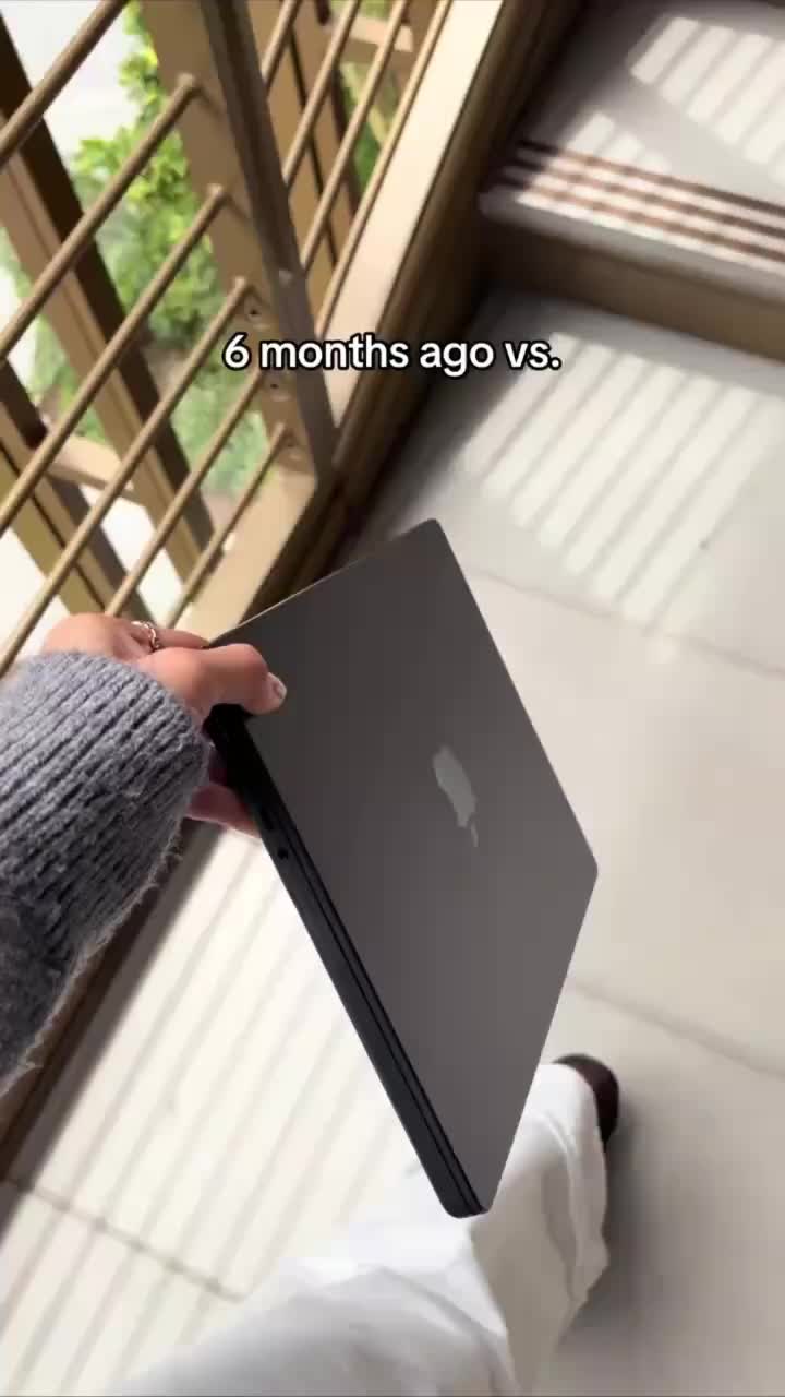 Вайбкодеры используют открытые MacBook для работы с ИИ в общественных местах