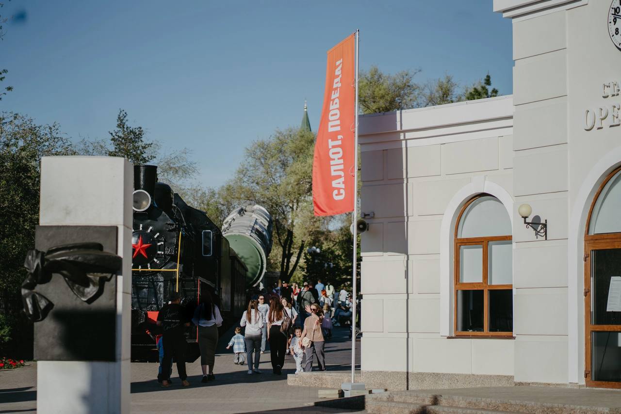 В Оренбургской области появится музей «Хроники СВОего времени». Его анонсировал врио губернатора области Евгений Солнцев. Ветераны СВО и волонтеры обратились к врио губернатора с просьбой создать тематический музей. Глава региона отметил особую значимость подобных инициатив и сделал соответствующее распоряжение. – Нашу историю, несмотря на все попытки, не смогут переписать никогда. Потому что жива память о каждом герое, погибшем на полях сражений, в том числе в зоне специальной военной операции. Ее хранят семьи и близкие, будем хранить мы – все вместе, – подчеркнул Евгений Солнцев. Центр объединит в себе зал, посвященный подвигам земляков-героев «Потомки Победителей», интерактивную зону для детей, зону трофейной техники, специальные детские зоны для знакомства с различными военными профессиями. Музей станет площадкой для проведения образовательных программ, мастер-классов и практических занятий обучение управлению БПЛА, плетение мас-сетей и браслетов из паракорда, изготовление окопных свечей и т.д. , тематических экскурсий, уроков мужества, встреч с семьями погибших участников СВО. Подпишись, Правда за нами