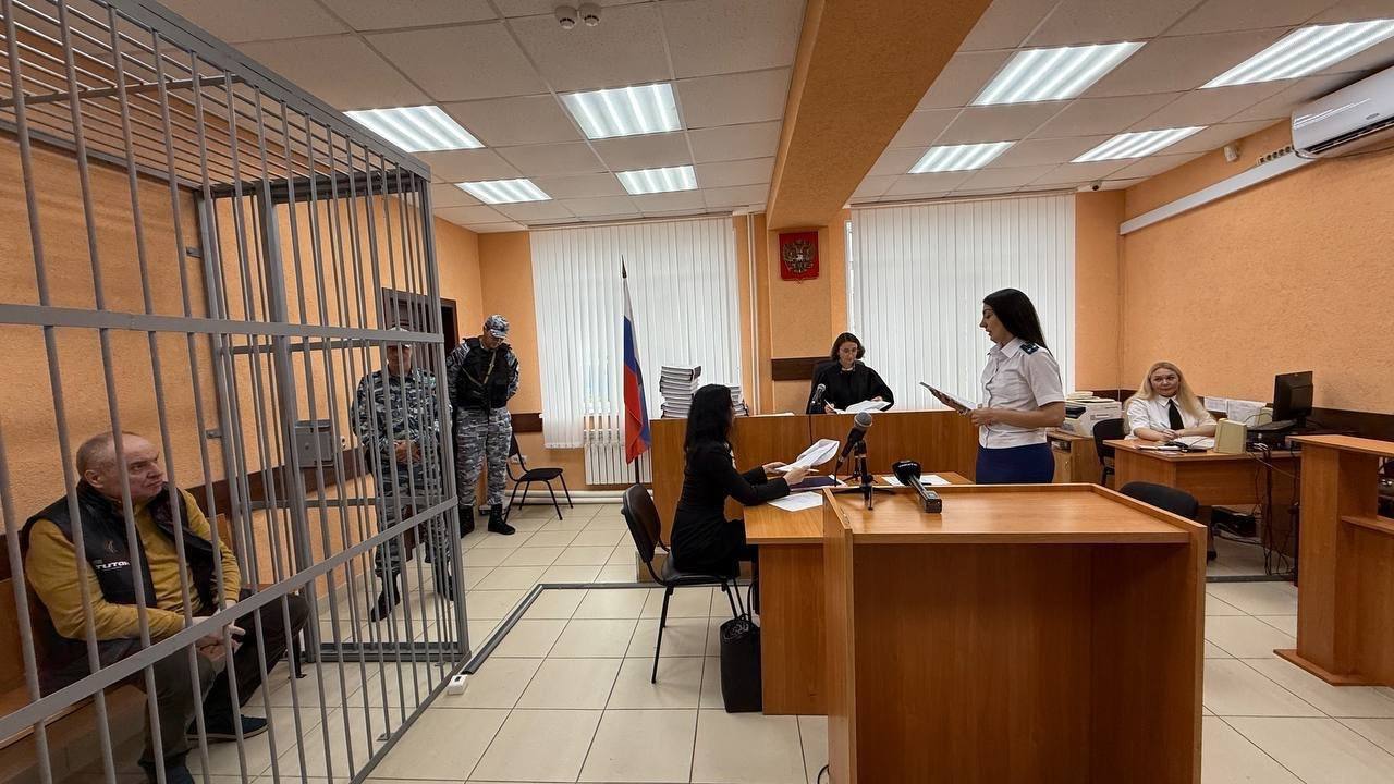Прокуратура потребовала 10 лет колонии для бывшего вице губернатора Омской области Бывшего зампреда правительства Омской области Владимира Куприянова обвиняют в получении взяток деньгами имуществом и услугами на сумму 647 тысяч рублей Среди подарков газонокосилка мотокультиватор и кожаный саквояж Прокуратура запросила для него 10 лет лишения свободы штраф в 32 миллиона рублей и лишение звания заслуженный работник госслужбы Омской области Также ведомство потребовало арестовать его имущество квартиру внедорожник и 20 миллионов рублей на счетах Сам Куприянов вину не признал Ранее был арестован и бывший подчинённый Куприянова Сергей Добрых По версии следствия он получил в качестве взятки автомобиль оплаченный средствами дома интерната