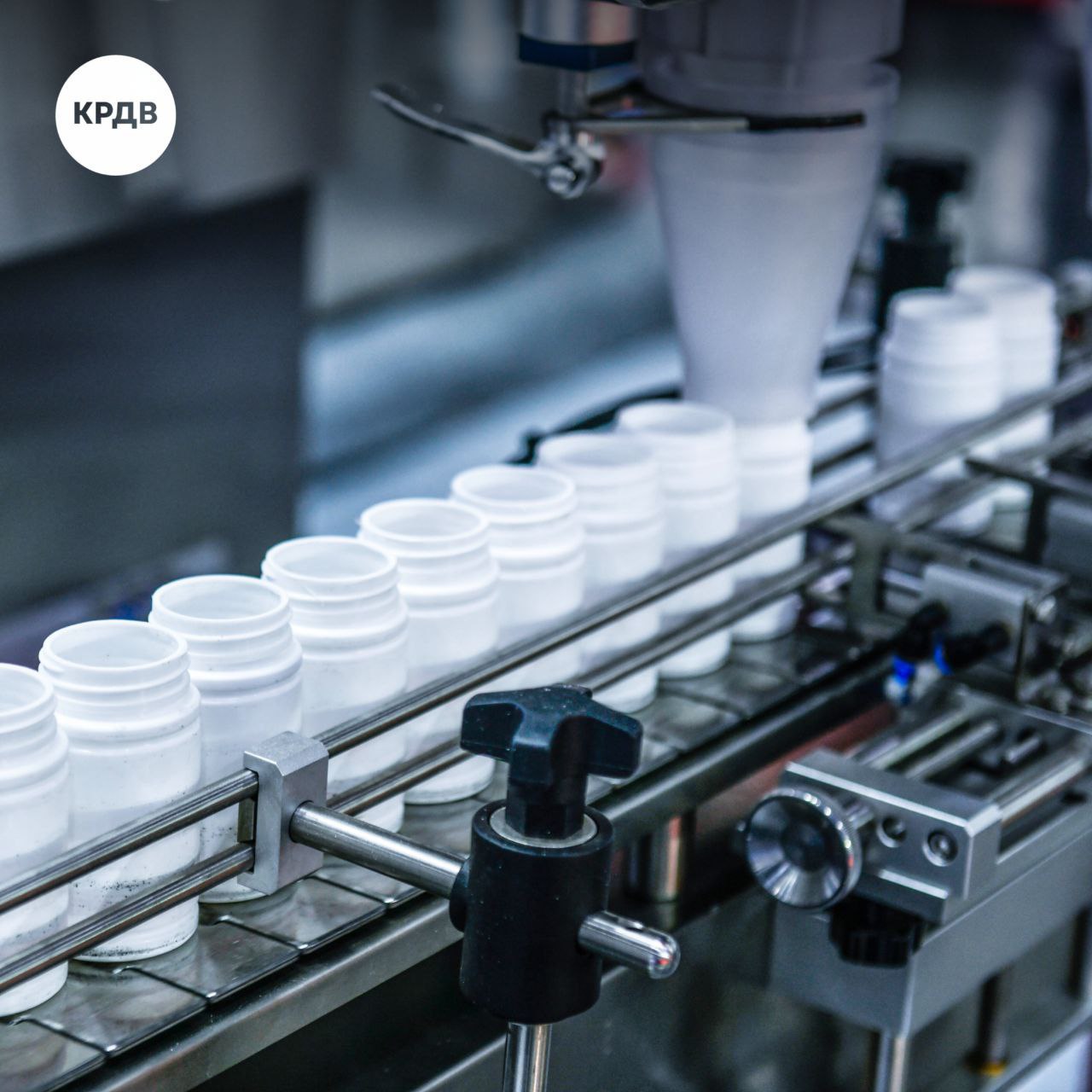 Производство L карнитина и коллагена запустит новый резидент ТОР Забайкалье в 2026 году Производственный цех компании ФРЕШ БАД разместится на территории промышленного парка Кадалинский В рамках соглашения с Корпорацией развития Дальнего Востока и Арктики КРДВ в проект будет инвестировано 16 3 миллиона рублей с созданием 20 рабочих мест   Планируется ежегодно выпускать более четырёх тысяч единиц продукции L карнитина и трёх видов коллагена с витаминами А С и Е с цинком с витаминами группы В Сбыт будет ориентирован на сети магазинов и аптек а также дистрибьюторов в Сибири и на Дальнем Востоке В рамках нашего проекта создается автоматизированное предприятие которое будет выполнять полный производственный цикл от расчета и смешивания точных дозировок до выпуска расфасованного продукта в пресс шейк крышках рассказал генеральный директор ООО ФРЕШ БАД Алексей Веслополов Директор КРДВ Забайкалье Дина Архипенко отметила промышленный парк Кадалинский создается как готовая площадка для таких проектов как производство биологически активных добавок Готовая инфраструктура льготная аренда позволит малому и среднему бизнесу запускать инвестиционные проекты с минимальными затратами и в сжатые сроки   Подписывайтесь TG VK MAX