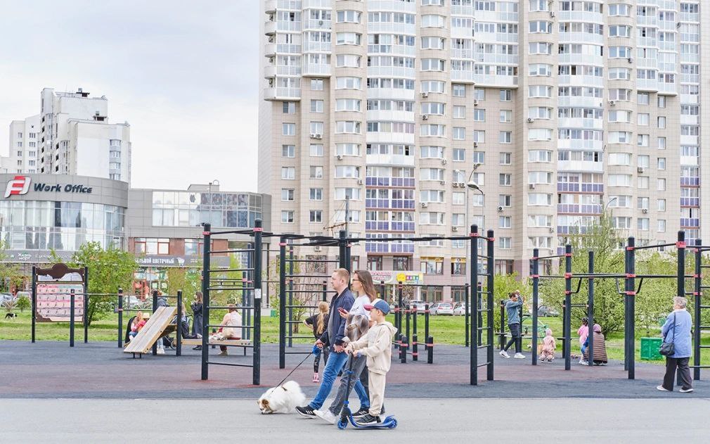Минфин поддержал изменение механизма выдачи семейной ипотеки Речь идёт о предложении председателя Совета Федерации Валентины Матвеенко ограничить выдачу семейной ипотеки в инвестиционных целях. Как пояснили в пресс-службе Минфина, ограничений для граждан, которые хотят купить квартиру, чтобы действительно переехать в другой регион, не будет. Однако предлагается ввести для получателей льготной ипотеки обязательную регистрацию в купленном жилье в течение 180 дней со дня покупки. Кроме того, в течение пяти лет после приобретения жилья по льготной ипотеке покупатель будет обязан не реже раза в год подтверждать регистрацию по адресу приобретенной недвижимости. Как отметил замглавы министерства Иван Чебесков, Минфин планирует исключить возможность использования семейной ипотеки для инвестиционных целей, при этом сохраняя возможность для граждан, которые переезжают в другой регион. #ипотека Фото: Irina Kononova / Shutterstock / FOTODOM Читать РБК Недвижимость в Telegram