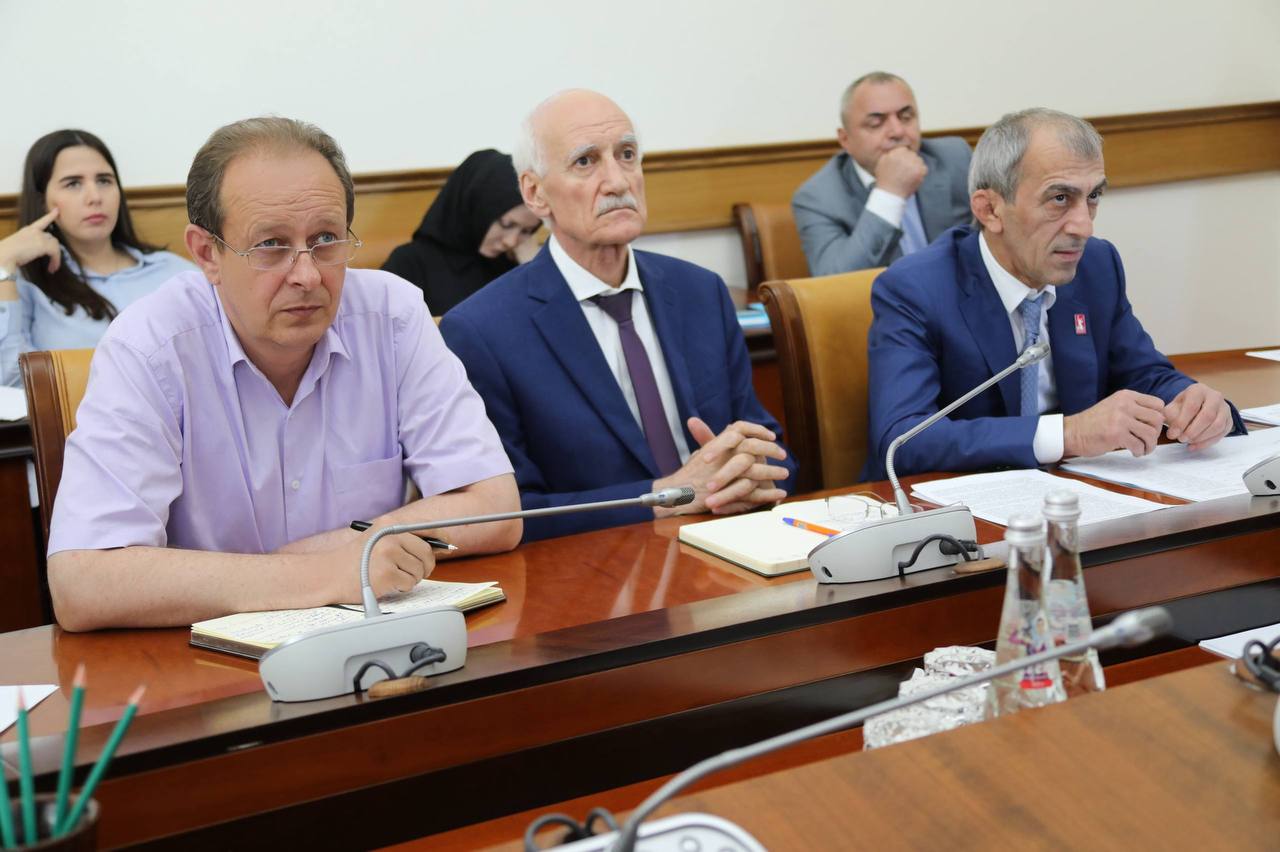 В Дагестане усиливают контроль за законностью размещения наружной рекламы По поручению Главы Дагестана Сергея Меликова Председатель Правительства Республики Дагестан Абдулмуслим Абдулмуслимов провёл совещание по вопросу организации рекламной деятельности в регионе. В обсуждении приняли участие вице-премьеры, главы всех 10 городов республики, руководители органов исполнительной власти. Абдулмуслим Абдулмуслимов подчеркнул, что контроль в этой сфере продолжает оставаться недостаточным, и как итог – выявляются факты неэтичной рекламы, сохраняются «бесхозные» и незаконные рекламные конструкции. Премьер-министр напомнил, что в конце 2023 – начале 2024 года в Махачкале, на трассе между Махачкалой и Каспийском была проведена серьезная работа, однако сегодня ситуация вновь требует вмешательства со стороны муниципальных и исполнительных органов власти. Помимо фактов нарушения федерального законодательства, помимо рекламы, от которой иногда просто становится стыдно, на дорогах продолжают оставаться рекламные щиты, которые не включены в утвержденные в муниципальных районах и городах схемы размещения рекламных конструкций», -сказал премьер-министр. Свою позицию на совещании высказали первый вице-премьер Руслан Алиев, вице-премьеры Заур Эминов и Рамазан Джафаров, мэр Махачкалы Джамбулат Салавов, руководитель Агентства по предпринимательству и инвестициям РД Хаджимурад Исрапилов, главы городов. Абдулмуслим Абдулмуслимов обозначил поручение – с завтрашнего дня приступить к масштабной инвентаризации размещения рекламных конструкций, демонтажу незаконных конструкций. Отдельно поручено актуализировать соответствующие нормативно-правовые акты в муниципальных образованиях, в том числе схемы размещения . Вопрос будет находиться на личном контроле Председателя Правительства РД.