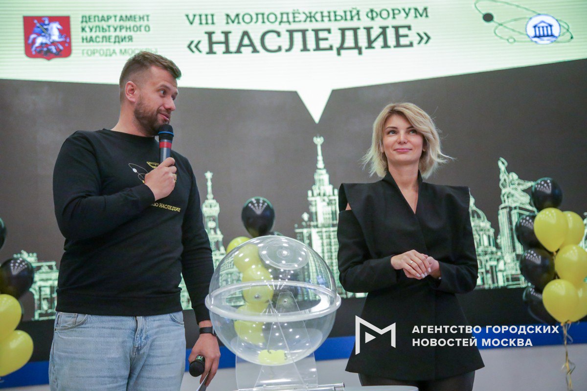 Около 30 тыс человек приняли участие в молодежном форуме Наследие который завершился в Москве Главная тема как сохранить и популяризировать культурное наследие интегрируя исторические памятники в современную городскую среду Столичные специалисты в сфере реставрации охраны и использования памятников истории и культуры смогли обменяться мнениями и лучшими практиками с коллегами из регионов Как и раньше форум включал деловую образовательную экскурсионную программы конкурс студенческих работ и городской фестиваль Студенческий конкурс собрал свыше 500 ребят более чем из 50 вузов в том числе из регионов России и других стран рассказал Сергей Собянин Среди столичных студентов победила команда предложившая создать многофункциональный общественный центр в производственном корпусе Московской шерстоткацкой мануфактуры на улице Петра Алексеева Победителем среди 12 регионов участников стала команда из Владимира В международной части лучшей стала команда из Республики Беларусь Подпишись на Агентство Москва Мы в МАХ