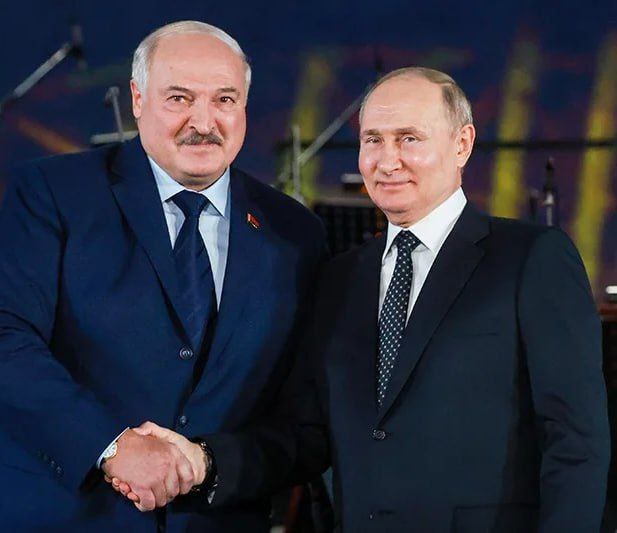 Россия на международной арене твёрдо стоит на страже национальных интересов, подчеркнул Лукашенко: «Выступает лидером движения за установление нового, недискриминационного мирового порядка и уважение государственного суверенитета». В поздравлении с Днём России, которое он направил Путину, президент Белоруссии добавил: Минск придаёт важнейшее значение развитию отношений союзничества с РФ.