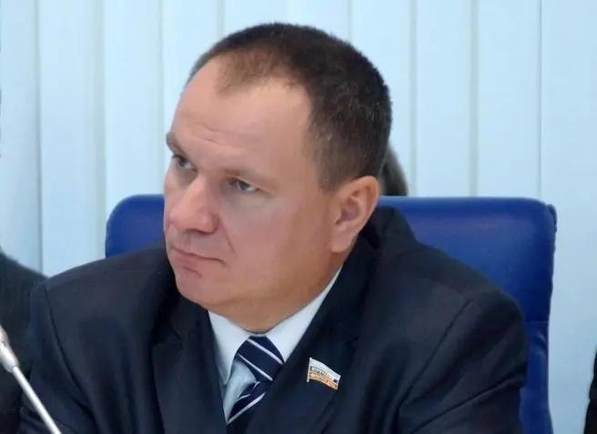 В Волгоградской области передано в суд уголовное дело бывшего главы Еланского района Дмитрия Литвинова Его обвиняют во взяточничестве и злоупотреблении полномочиями Вместе с ним на скамье подсудимых оказался предприниматель Роман Воропай его подозревают в даче взятки в особо крупном размере Прокуратура указывает что Дмитрий Литвинов еще будучи главой Еланского района участвовал в приеме жилых домов для детей сирот Однако здания были построены с нарушениями а пока велась их приемка строитель на участке главы района строил еще один домик чиновнику вложив в него 3 6 миллиона собственных средств