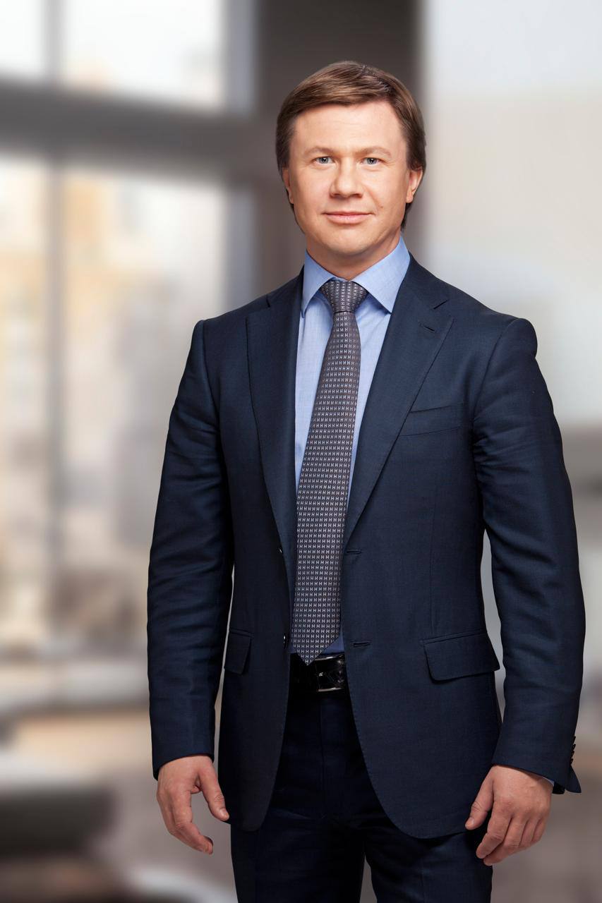 В Германии задержали бывшего депутата Верховной рады Украины по подозрению в манипуляциях на фондовом рынке По данным прокуратуры и СМИ речь идёт о Руслане Демчаке Следствие считает что в 2017 году он через фиктивные операции с гособлигациями получил более 20 млн гривен незаконной прибыли и затем легализовал эти средства Сейчас решается вопрос о его экстрадиции на Украину