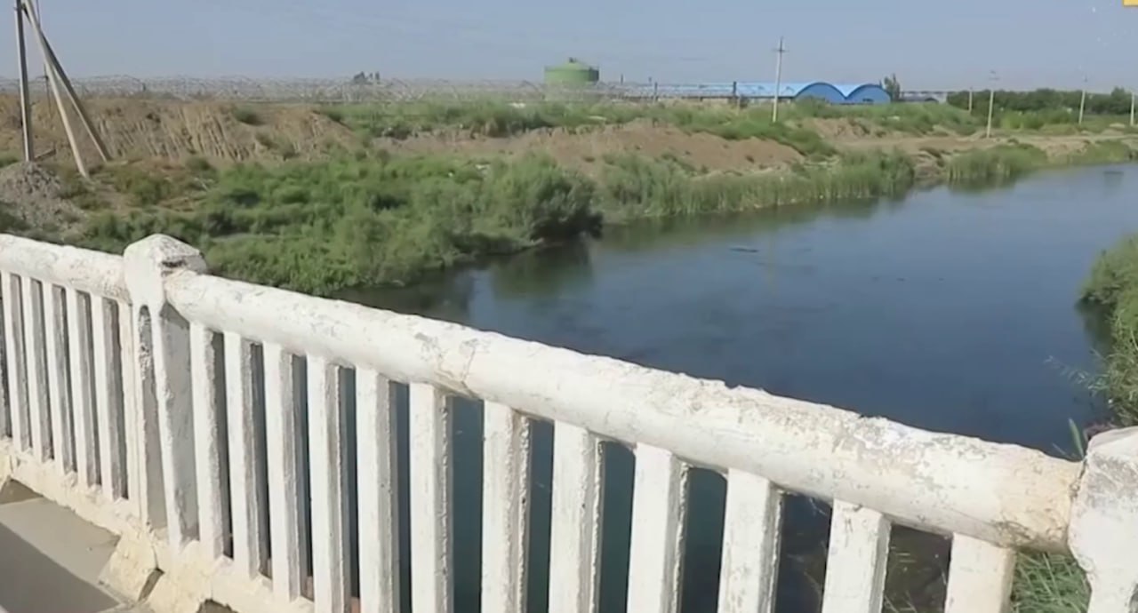 В Бухарской области женщина попыталась утопить двоих детей в водоканале вместе с собой мать сначала бросила в воду старшего сына после чего сама прыгнула с младшим очевидцы успели вытащить первого ребенка второго вынесла сама женщина их госпитализировали