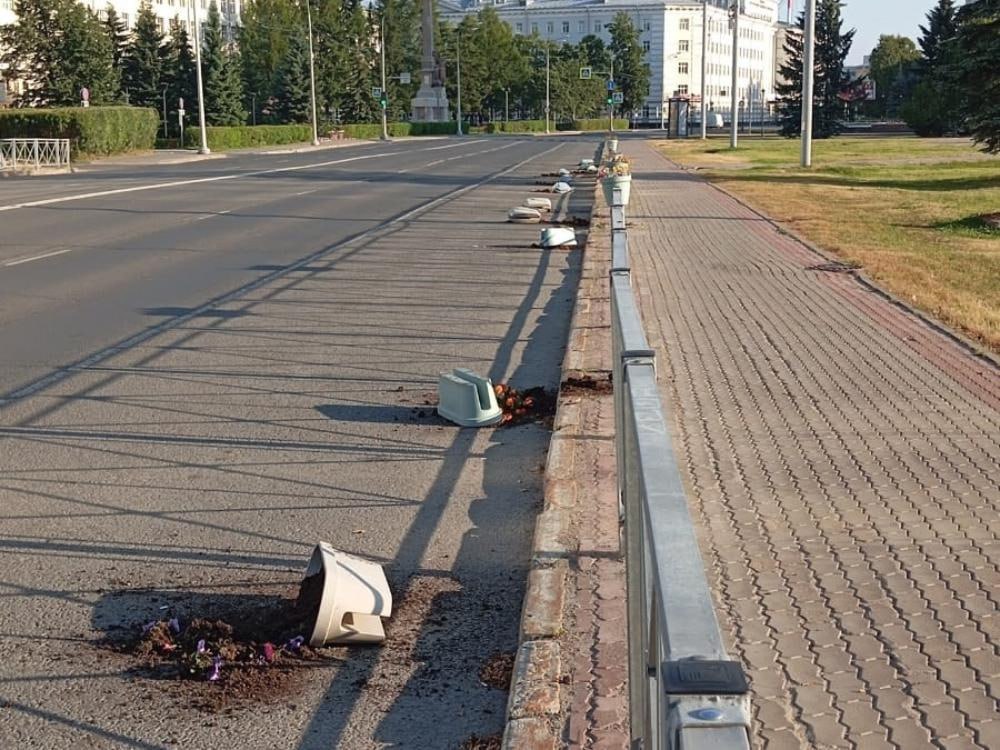 Минувшей ночью вандалы отлично погуляли в самом центре Архангельска, разворотив все вазы с цветами Пресс-служба горадмина сообщает, что воскресным утром неприятный сюрприз ждал горожан на Троицком проспекте. После нашествия беспокойных граждан повреждены навесные вазоны и клумбы у Доски почёта. Бригада «Чистого города» уже провела уборку. Скоро к работе приступит подрядчик округа, который занимается цветами. Глава администрации Октябрьского округа Алексей Калинин пообещал найти виновных. Фотофиксацию мы выполнили, а далее будем работать через полицию. На этой территории есть камеры «Безопасного города» — надеемся, что вандализм не окажется безнаказанным. Фото пресс-службы администрации Архангельска