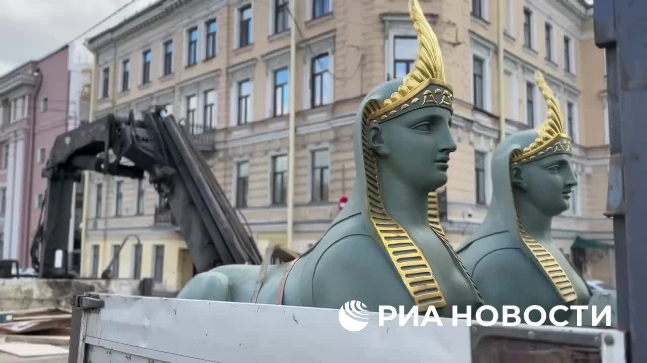 Скульптуры сфинксов с Египетского моста в Санкт-Петербурге отправлены на реставрацию