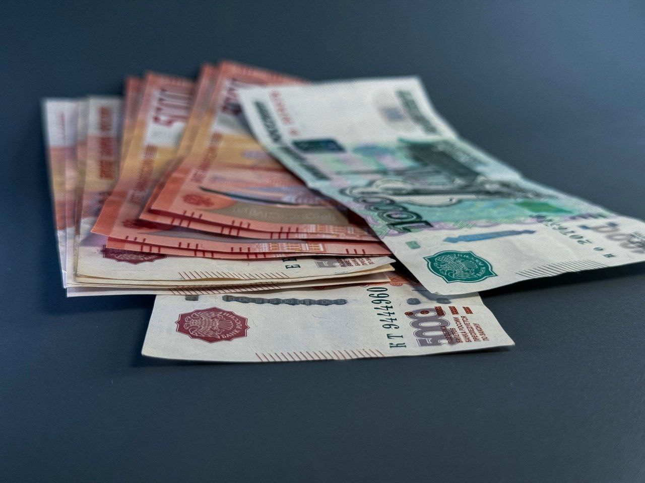 Как изменились социальные выплаты в Новом году В наступившем году проиндексируется сразу несколько выплат государства касающихся материнства и детства Одна из них ежемесячное пособие по уходу за ребёнком Эту льготу получают родители до трёхлетнего возраста малыша Средняя по стране выплата после индексации пособие составит от 9 185 рублей до 18 371 рубля это половина и полный прожиточный минимум на ребёнка соответственно Пособие выплачиваемое при рождении ребёнка тоже подрастёт и с 1 февраля 2026 года составит 28 773 рубля Проиндексируется и материальный капитал В 2026 году он прибавит 6 8 и на первого ребёнка родителям выплатят 737 205 рублей Если семья ещё не получала такую поддержку то на второго и последующего ребёнка выплатят 974 189 рублей Кстати в Мурманской области можно получить остаток материнского капитала в форме единовременной выплаты не более 10 тысяч рублей По информации от Социального фонда в прошлом году деньги получили более 170 семей Для этого нужно подать заявление через Госуслуги или в ближайшем МФЦ Также в 2026 году поменяются декретные выплаты беременным женщинам которые сейчас устанавливаются в зависимости от заработной платы В наступившем 2026 году максимальная такая выплата будет 955 836 рублей если речь идёт о 140 днях декрета при обычных родах Если беременность была многоплодовой то за 194 дня мама получит около 1 миллиона 324 тысяч рублей Напомним в России многодетные семьи это те где воспитываются три и более ребёнка