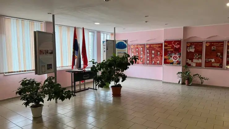 Странная смерть школьника во время перемены в красноярской школе: мальчик упал в обморок и скончался. По данным SHOT, у него не было хронических заболеваний и каких-либо жалоб на здоровье Как нам стало известно, сегодня 12-летний ученик школы №16 почувствовал себя плохо после урока «Основы духовно-нравственной культуры народов России» и потерял сознание. Педагоги вызвали скорую, но подросток скончался до приезда медиков. По словам одноклассников, буквально за 5 минут до трагедии он чувствовал себя хорошо и играл с другими учениками. Повреждений на теле при предварительном осмотре не обнаружено. Известно, что у парня не было хронических заболеваний. В ближайшее время проведут судебно-медицинское исследование, чтобы установить точную причину смерти школьника. Все обстоятельства загадочной смерти расследует ГСУ СК России по Красноярскому краю и Республике Хакасия.