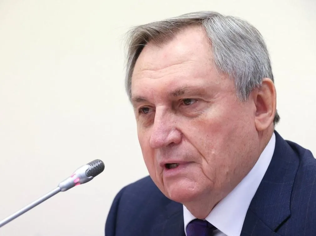 Госдума установила правовой режим антитеррористической защиты российских нефтегазовых платформ в Каспийском море Соответствующий закон принят сразу во втором и третьем чтениях В рамках второго чтения был рассмотрен пакет поправок которые в том числе предусматривают вступление закона в силу со дня его официального опубликования И с этого же момента устанавливаются зоны безопасности вокруг существующих на день вступления закона в силу российских искусственных островов установок сооружений расположенных в пределах российского сектора Каспийского моря которые предназначены для разведки добычи перевалки нефти и или газа разработки нефтяных и газовых месторождений Это позволит оперативно распространить режим антитеррористической защищенности на объекты ТЭК в российском секторе Каспия и дать соответствующим структурам возможности полноценного противодействия атакам вражеских беспилотников пояснил председатель комитета Государственной Думы по энергетике Николай Шульгинов Подписывайтесь на нас в МАХ ergosdumaofficial