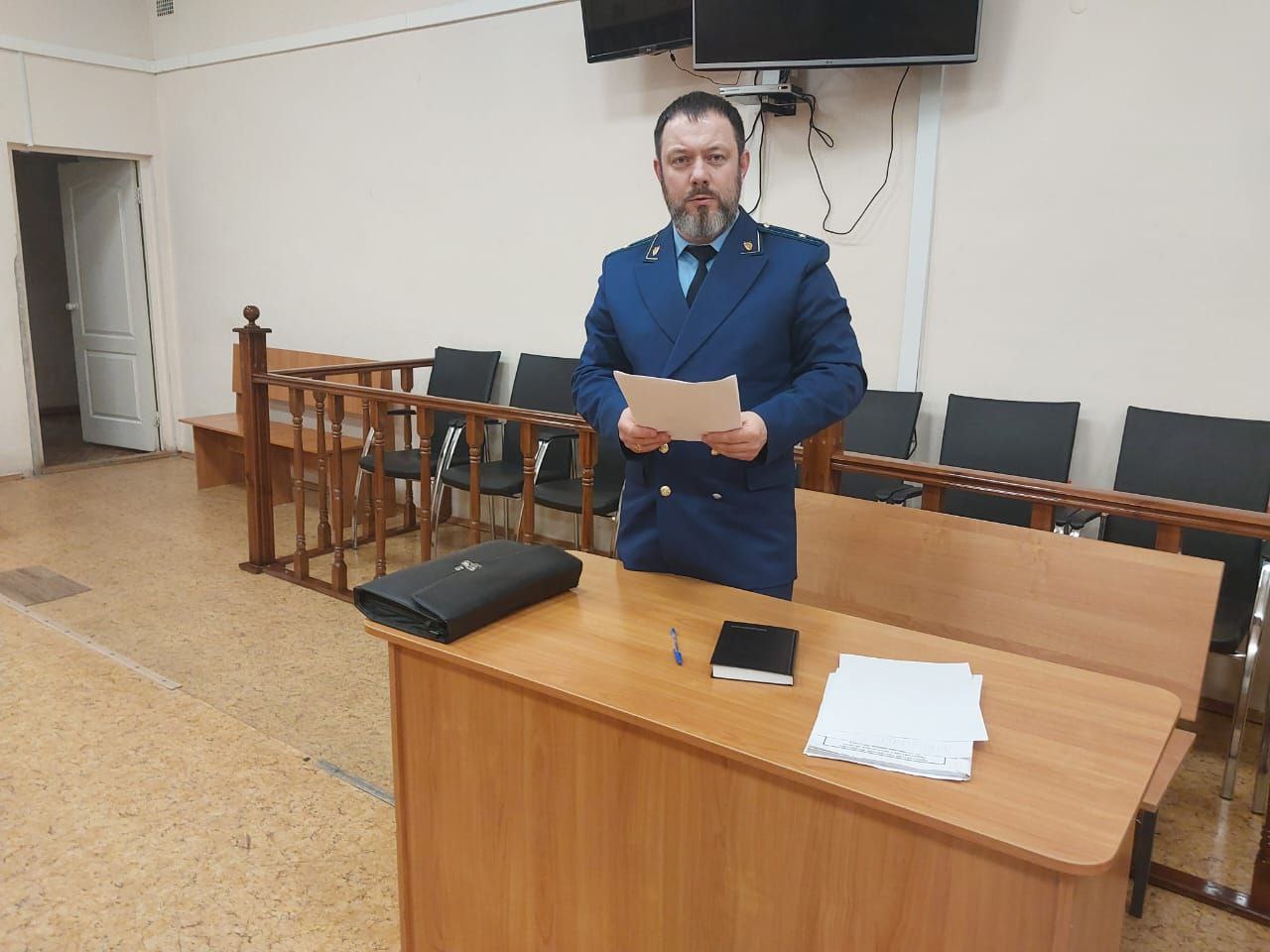 В Энгельсе двум местным жителям оглашен приговор по делу о хулиганстве Прокуратура города Энгельса в суде поддержала государственное обвинение по уголовному делу в отношении двух местных жителей в возрасте 29 и 35 лет. Они признаны виновными по ч. 2 ст. 213 УК РФ хулиганство, совершенное с угрозой применения насилия к гражданам, группой лиц по предварительному сговору . Как установил суд, ночью 5 сентября 2024 г. мужчины, находясь рядом с кафе «Гульчачак» в Энгельсе, громко слушали музыку в машине и нарушали общественный порядок. Проходящая мимо со своей несовершеннолетней дочерью женщина сделала им замечание, засняв происходящее на мобильный телефон. В ответ на это подсудимые подошли к прохожим, потребовали прекратить видеосъемку, в противном случае угрожали применить насилие, при этом удерживая дверь автомобиля потерпевших, не давая покинуть место происшествия и тем самым подкрепляя свои преступные намерения. Суд назначил виновным наказание в виде 2 лет принудительных работ с удержанием 10% из заработка в доход государства. Законность приговора будет изучена.
