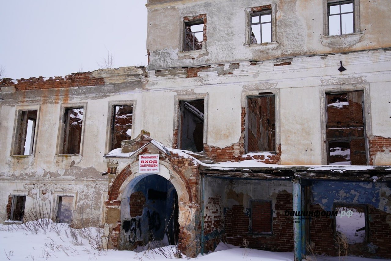 Усадьба Топорниных в селе Кушнаренково будет восстановлена - Глава Башкирии  После Октябрьской революции 1917 года в здании располагались детский приют, плодоовощной техникум, а в годы Великой Отечественной войны здесь находилась разведшкола Коминтерна. В 1990-е годы пожар сильно повредил здание, поэтому остро стоит вопрос о реставрации этого объекта культурно-исторического наследия.   Проект реконструкции особняка участвовал во Всероссийском конкурсе лучших проектов создания комфортной городской среды, но не вошёл в число победителей.  «Пока нет окончательного решения по реконструкции усадьбы, но мы сюда обязательно зайдем и начнем работы. Сроки я пока называть не буду», - сказал Радий Хабиров, отвечая на вопрос журналиста ИА «Башинформ».   Моя Уфа. Подписаться   Прислать новость