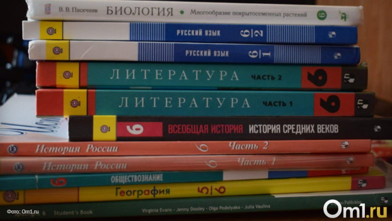 Группа компаний Просвещение заплатит полмиллиона за информацию о контрафакте В преддверии нового учебного года активизировались пираты которые занимаются подпольным производством контрафактных учебников и пособий для начальной и средней школы Группа компаний Просвещение объявила что готова выплатить до 500 000 тысяч рублей за информацию о производителях поддельной продукции выпущенной под их брендом По данным компании в июле и августе 2025 года правоохранительные органы уже пресекли деятельность нескольких типографий которые печатали учебные материалы в больших объемах Контрафактная продукция представляет собой серьезную угрозу для образования так как часто содержит ошибки и нарушает права авторов Компания предупреждает что такие подделки не только нарушают закон но и могут представлять опасность для здоровья детей так как часто печатаются на дешевом сырье с токсичными красками Если у вас есть информация о производителях контрафакта вы можете сообщить об этом на электронную почту contrafact prosv ru Все сведения будут обработаны конфиденциально Om1 Omsk