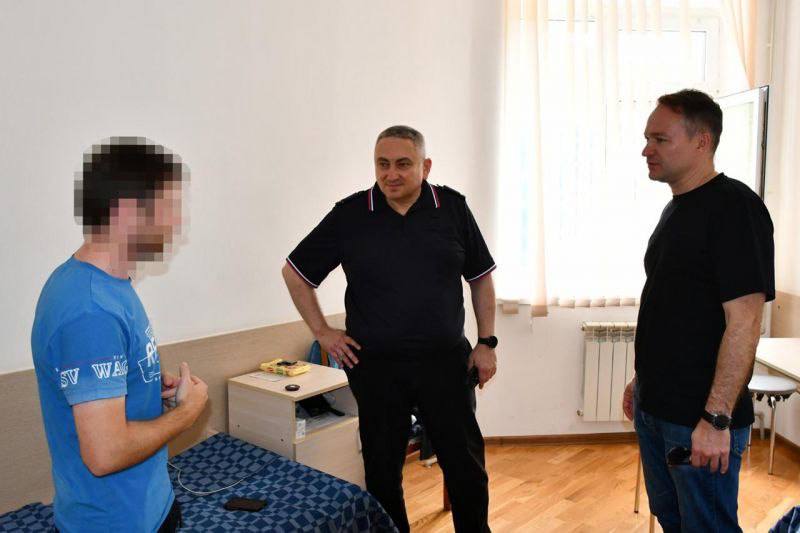 Заместитель начальника ГУОБДД МВД России Алексей Кузнецов навестил полицейских Кабардино-Балкарии, находящихся на реабилитации Заместитель начальника Главного управления обеспечения безопасности дорожного движения МВД России генерал-майор полиции Алексей Кузнецов вместе с руководителем республиканской Госавтоинспекции полковником полиции Юрием Бегидовым навестил полицейских, проходящих реабилитацию после нападения на экипаж Госавтоинспекции в Кабардино-Балкарии. Ранее сообщалось, что на пересечении улиц Ногмова и Ленина в городе Нальчике было совершено нападение на госавтоинспекторов МВД по Кабардино-Балкарской Республике. Нападавший был ликвидирован. Один из полицейских получил ранения, его доставили в медицинскую организацию. Его коллега в настоящее время проходит реабилитацию. Алексей Кузнецов лично пообщался с каждым из сотрудников полиции, выразил слова поддержки и поблагодарил за проявленное мужество и отвагу. Заместитель начальника ГУОБДД МВД России в общении с главным врачом Республиканской клинической больницы Хасанби Тетовым отметил своевременность и качество оказания квалифицированной медицинской помощи, выразил слова благодарности каждому медицинскому работнику за профессионализм. #МВДРоссии #МВДпоКБР #УГИБДД
