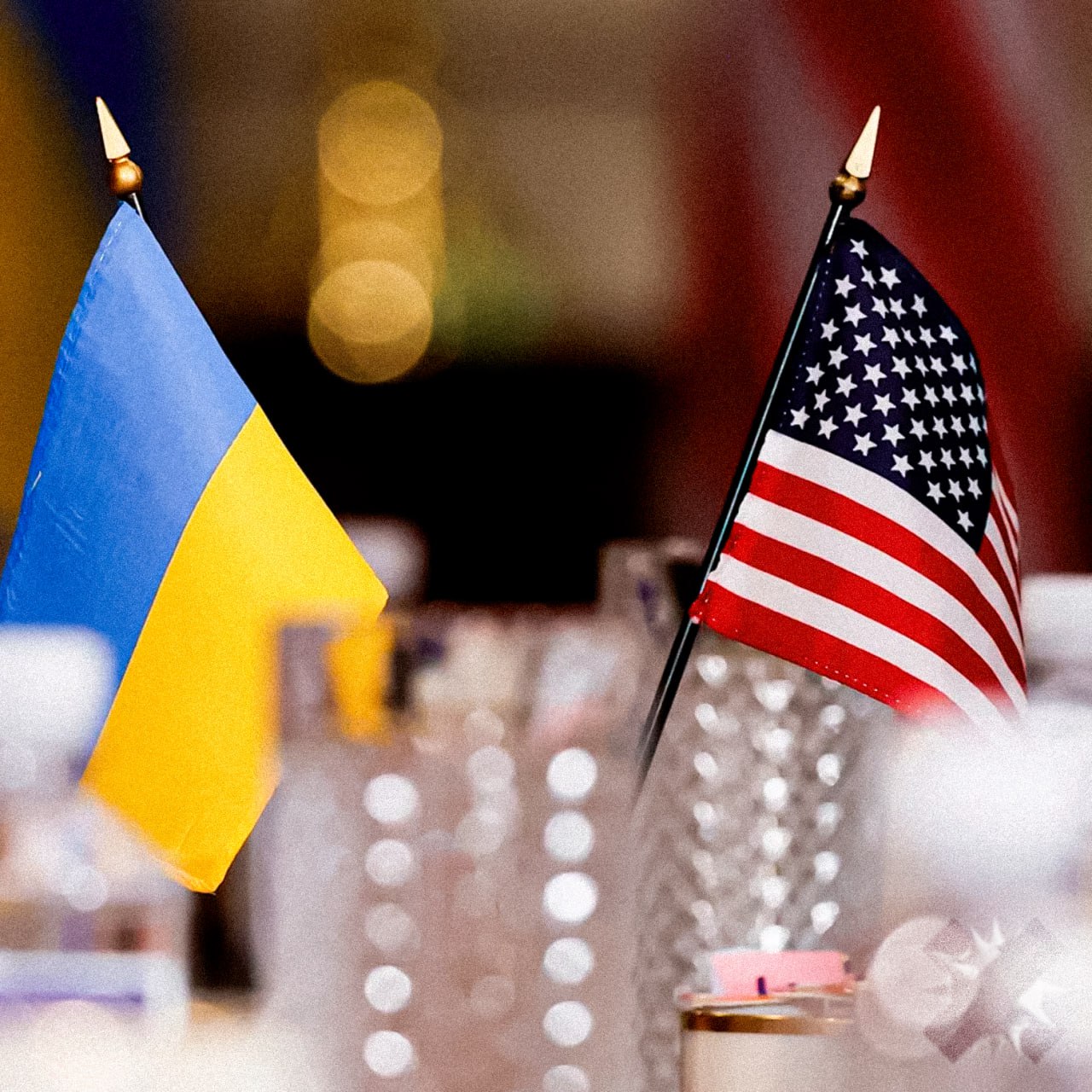 США не дадут Украине гарантии безопасности без мирного соглашения Соединенные Штаты не собираются предоставлять Украине гарантии безопасности до тех пор пока Киев не договорится о мирном соглашении с Москвой пишет Politico со ссылкой на европейских и американских чиновников По информации СМИ Дональд Трамп рассматривает гарантии безопасности как инструмент давления на Владимира Зеленского чтобы подтолкнуть его к переговорам вот это поворот НМШ