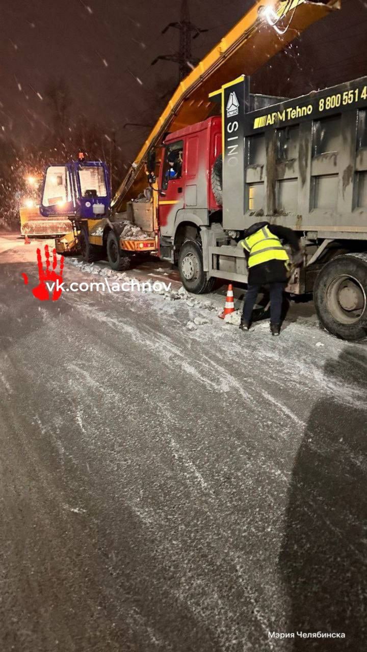 В Челябинске начался мощный снегопад. Город просто заваливает хлопьями снега    Коммунальщики сообщили, что готовы к таким погодным условиям. На уборку улиц в ночную смену вышли 227 единиц техники и 213 рабочих. Дорожники работают круглосуточно и готовы привлечь дополнительные силы.