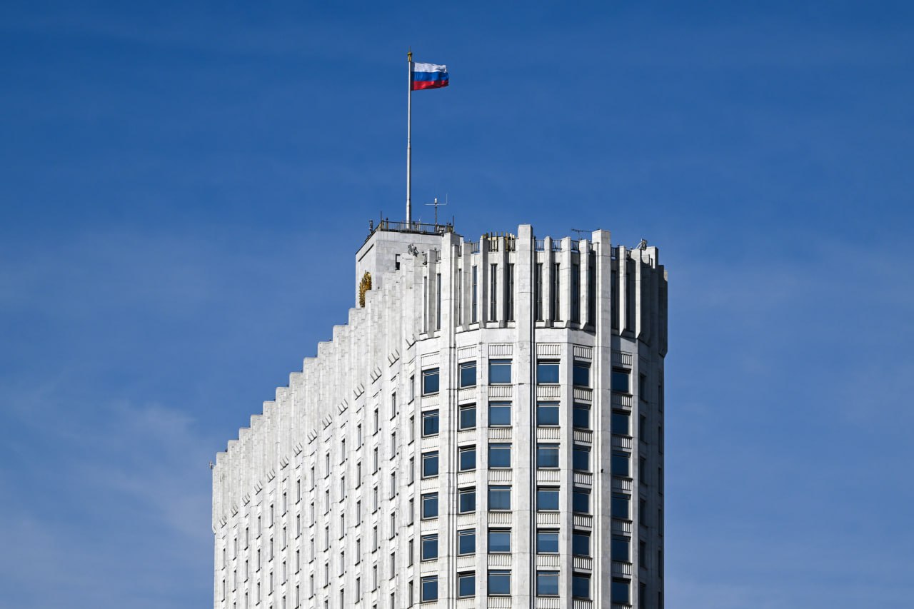 Правительство обнулило нормативы обязательной продажи валютной выручки экспортерами   Для российских экспортеров снижен до нуля размер обязательной репатриации и продажи валютной выручки. Постановление об этом подписал Михаил Мишустин.  Решение принято в связи с укреплением и стабилизацией курса национальной валюты, а также отсутствием проблем с валютной ликвидностью. Ранее крупнейшие российские экспортеры были обязаны зачислять на свои счета в уполномоченных банках не менее 40% иностранной валюты, полученной по внешнеторговым контрактам, и продавать на внутреннем рынке не менее 90% зачисленной валюты.   Требование об обязательной репатриации и продаже валютной выручки было введено указом Президента в октябре 2023 года для обеспечения стабильности валютного курса и устойчивости российского финансового рынка. Оно касается экспортеров, работающих в топливно-энергетическом комплексе, отраслях черной и цветной металлургии, химической и лесной промышленности, зернового хозяйства.