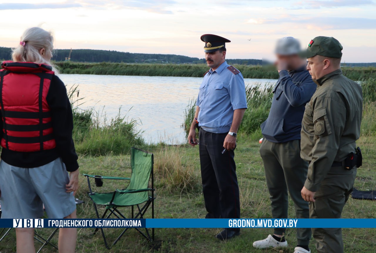 Милиция каждый день проверяет водоемы Гродненской области — много ли нарушителей?  Правоохранители патрулируют водоемы, как разрешенные, так и запрещенные для купания. Цель рейдов – напомнить гражданам об ответственности за купание в опасных местах и распитие алкоголя на воде.  Милиционеры рассказывают отдыхающим о рисках, связанных с купанием в несанкционированных зонах.  Несмотря на наличие предупреждающих знаков, многие игнорируют их. Личное общение с отдыхающими оказывается более действенным. Примеры несчастных случаев заставляют людей задуматься о последствиях рискованного отдыха в запрещенных местах.   Обр.связь   ТГ    ВК    YouTube    Inst