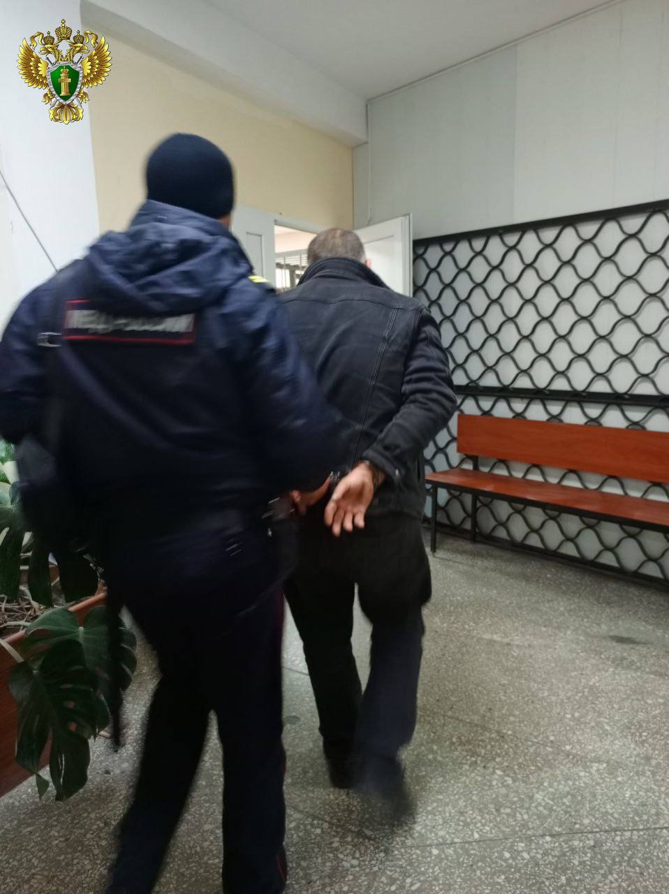 Суд заключил под стражу водителя, устроившего автоаварию в пгт Дзержинский в Ровеньках, в результате которой погиб десятилетний ребенок. Об этом сообщила пресс-служба прокуратуры ЛНР.  В ведомстве рассказали, что 48-летний мужчина находился в состоянии наркотического опьянения.