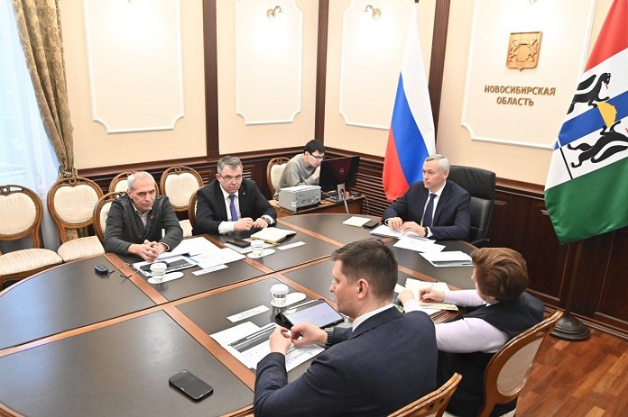 Губернатор Новосибирской области Андрей Травников представил отчет о строительстве кампуса Новосибирского государственного университета НГУ на профильном совещании под руководством зампредседателя правительства РФ Дмитрия Чернышенко Как сообщает пресс служба областного правительства глава Новосибирской области доложил вице премьеру что строительство Научно исследовательского центра и Учебно научного центра института медицины и психологии НГУ идет по графику По ходу строительно монтажных работ сомнений нет всё будет выполнено в срок цитирует Андрея Травникова пресс служба Кампус НГУ планируется достроить и ввести в 2026 году Стройку начали в рамках федерального проекта Создание сети современных кампусов нацпроекта Молодёжь и дети В числе уже готовых объектов нового кампуса учебный корпус и досуговый центр специализированного учебно научного центра НГУ комплекс общежитий на 690 мест и комплекс поточных аудиторий Два последних упомянутых губернатором объекта планируется закончить в нынешнем году Подробнее по ссылке