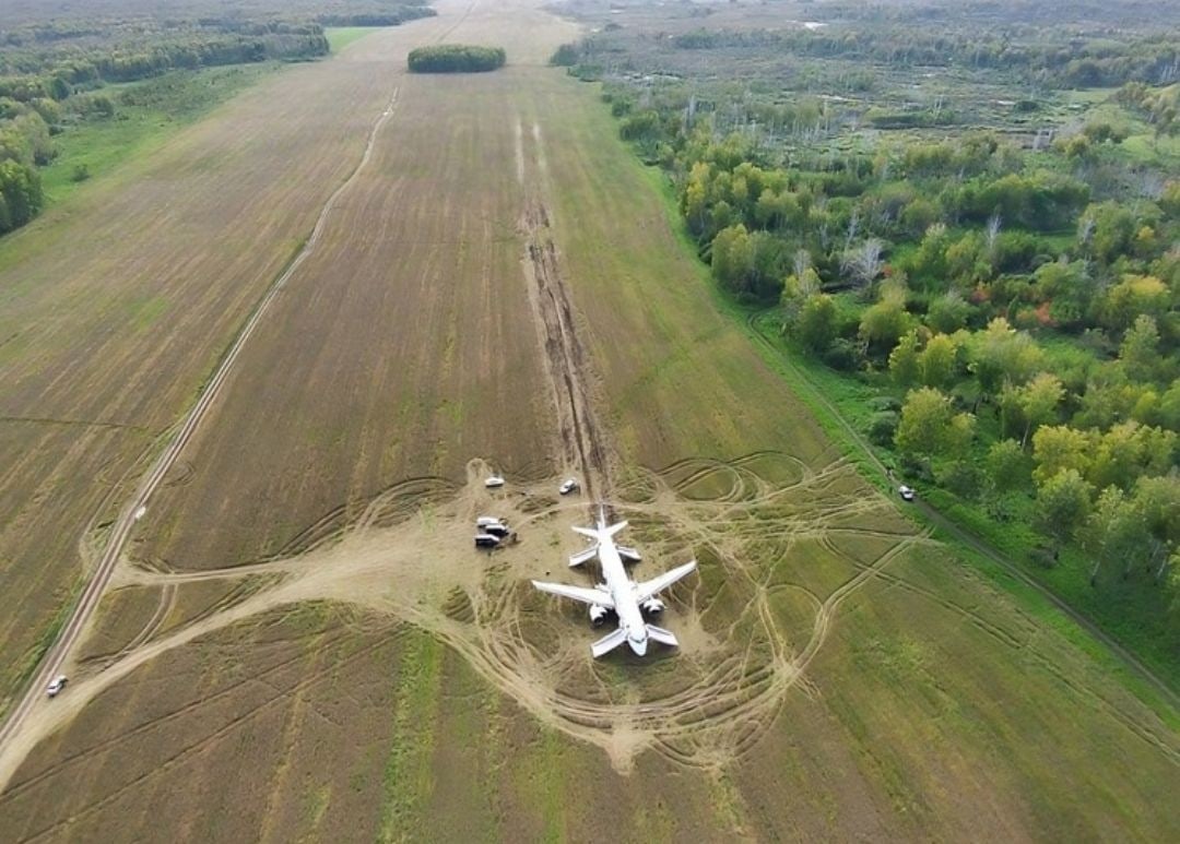 Дело пилота посадившего самолет под Новосибирском рассмотрят в Омске Уголовное дело Сергея Белова посадившего лайнер в новосибирском поле рассмотрят в Центральном районном суде в Омске Соответствующее решение приняли в Восьмом кассационном суде общей юрисдикции 30 сентября Белов своё ходатайство об изменении территориальной подсудности мотивировал тем что на территории Омской области большинства проживает потерпевших и свидетелей по уголовному делу проинформировали в группе Суды общей юрисдикции Новосибирской области в соцсети ВКонтакте Напомним что в ночь на 12 сентября 2024 года Сергей Белов выполнял рейс на Airbus А320 из Сочи в Омск Во время полета из за отказа гидросистемы экипаж решил лететь в Толмачево Однако до Новосибирска долететь самолет не смог из за нехватки топлива В итоге командир посадил лайнер в пшеничное поле в Убинском районе Весь материал читайте здесь