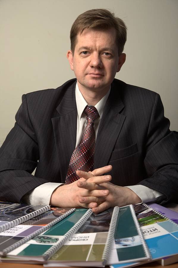 Директор аналитического агентства Автостат Сергей Целиков в интервью ТАСС Цены на автомобили не будут снижаться Самый низкий уровень цен наблюдается именно сейчас Если говорить об итогах года мы ориентируемся на диапазон продаж от 1 2 до 1 3 млн авто в 2024г продано 1 57 млн авто Общая доля китайского автопрома на рынке составит порядка 60 65 smartlab news i 162719 SVAV