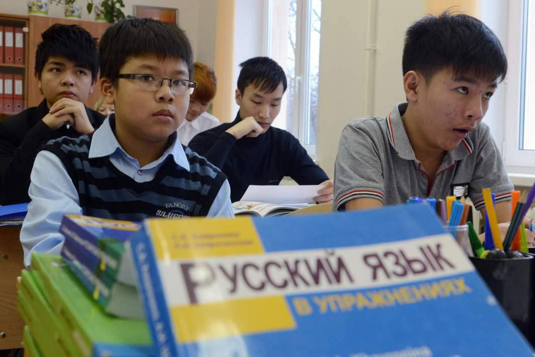 Российские школы будут передавать в МВД информацию о несдаче теста детьми мигрантов на знание русского языка, заявил глава Рособрнадзора Музаев. «Механизм следующий - если у них не отпало желание все же попасть в школу, то в течение трех месяцев за свой счет они должны как родители обучить ребенка, найти курсы, у них есть право на попытку.» Если же через три месяца ребенок не сдал тест, то МВД должно принять меры не по отношению к ребенку, а по отношению к взрослому – за неисполнение своих обязательств, добавил Музаев.