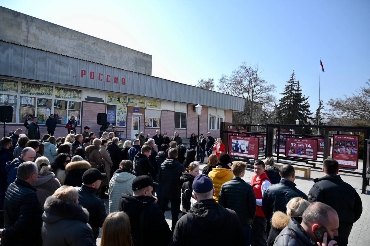 Владимир Сальдо: в Геническе открылась выставка, посвященная "Диктанту Победы"   "Выставка состоит из нескольких плакатов, которые рассказывают об акции и уникальных площадках, на которых она проходит", - подчеркнул губернатор Херсонской области.  По его словам, акция "Диктант Победы" - это масштабное тестирование на знание истории Великой Отечественной войны, которое способствует популяризации русской истории.  Радио Таврия - подписаться