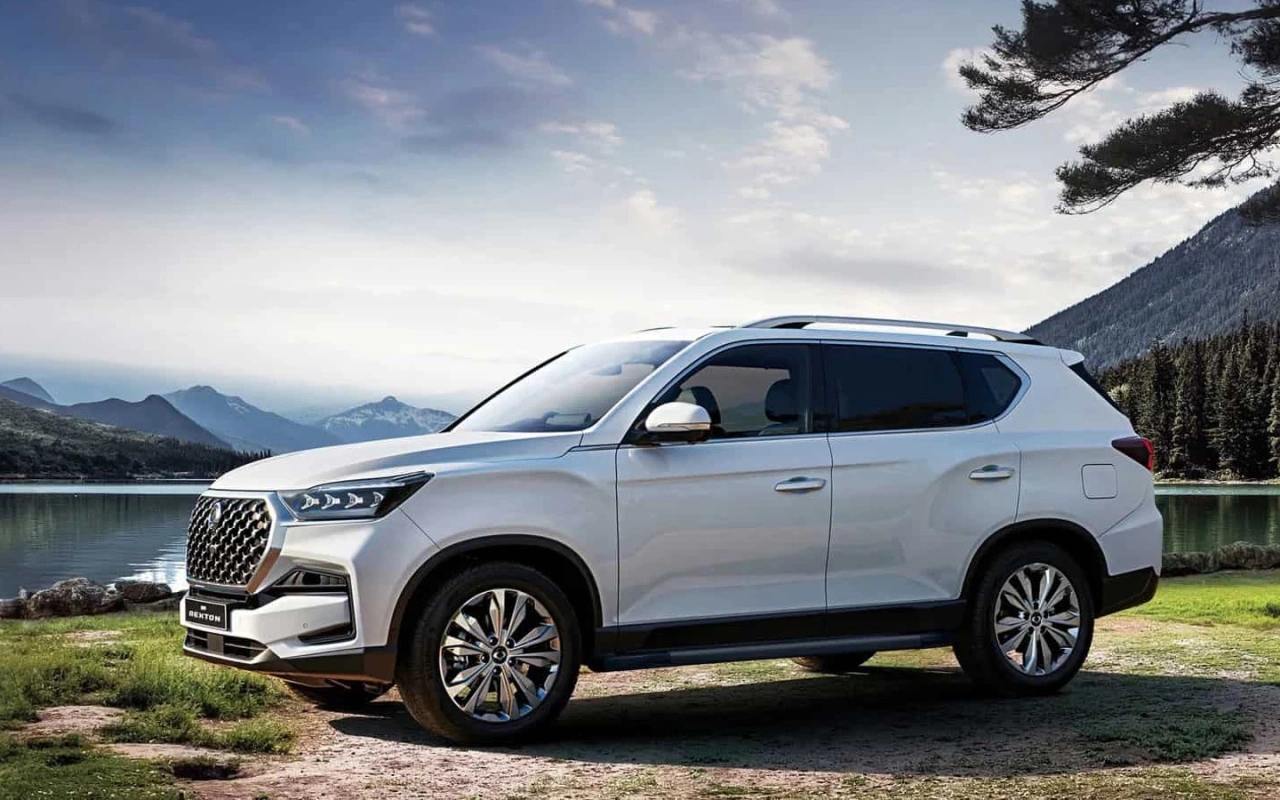 Бывший SsangYong привезет в Россию внедорожник Rexton  Как сообщила пресс-служба представительства марки, модель будет доступна в двух комплектациях: Dream и Icon. Во всех версиях модель предлагают с полным приводом. Кроссовер оснащен 2,0-литровым турбированным двигателем, мощностью 225 л.с.. Rexton также получит 6-ступенчатый «автомат» Aisin.  Мультимедийная система полностью русифицирована и поддерживает подключение с помощью Apple CarPlay и Android Auto.  Автомобиль собирают в Южной Корее, в России все машины бренда, в том числе Rexton, получат гарантию 5 лет. Старт продаж полноразмерного внедорожника на отечественном рынке запланировали в начале 2025 года.