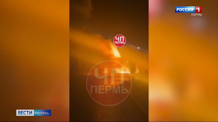 На парковке в Перми произошел крупный пожар   vesti perm ru publications 7a28fde2 e8f0 4898 a70c c127f7fc0c94 В Перми на проспекте Парковый ночью на парковке случился крупный пожар Сообщается о нескольких сгоревших автомобилях Некий пользователь сети назвавшийся очевидцем сообщает что в случившемся имеется криминальный след Якобы видели какого то человека который поджигал дорогую иномарку После огонь перекинулся на другие машины Как сообщили в ГУ МЧС России по Пермскому краю площадь пожара составила 30 квадратных метров Огнем уничтожены 4 автомобиля еще 3 автомобиля повреждены Пострадавших нет Предварительная причина пожара поджог Виновник устанавливается