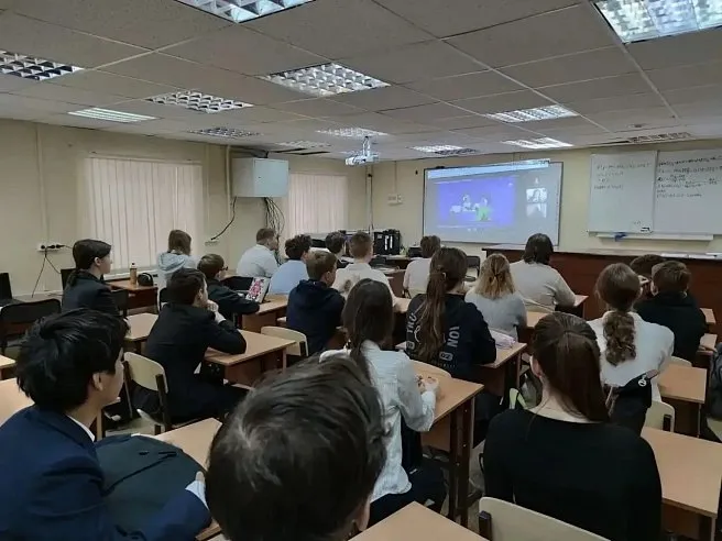 Умный дом питомцы и пароли саратовских школьников научили кибербезопасности Ребятам рассказали о трех ключевых навыках защиты в цифровой среде безопасная настройка умного дома Школьники узнали как правильно конфигурировать умные лампы колонки и камеры через приложения чтобы защитить личные данные от мошенников использование цифровых меток и геолокационных сервисов для поиска потерявшихся питомцев умение распознавать вредные советы вроде используйте один пароль на все сервисы которые часто распространяют злоумышленники Проект Цифровой ликбез реализуется при поддержке Минцифры России Минпросвещения России и АНО Цифровая экономика в рамках нацпроекта Экономика данных и цифровая трансформация государства Мы в MAX Мы в TG Прислать новость