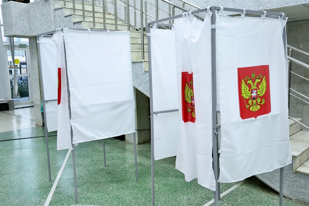 Челябинский политолог предположил масштабное обновление депутатского корпуса Южного Урала Партия «Единая Россия» завершила регистрацию кандидатов на праймериз. По итогам голосования будут определены партийные кандидаты, которые представят политическую силу на выборах в различные легислатуры Челябинской области. Заведующий кафедрой политических наук и международных отношений ЧелГУ Василий Зорин предполагает, что голосование способно вызвать интерес у избирателей. В пользу этой версии он приводит два факта: распространение практик дистанционного голосования, понижающих затраты граждан на саму подачу голоса, а также спаянность выборов в областное Заксобрание с муниципальными кампаниями. Также в комментарии Агентству политических и экономических коммуникаций Зорин отмечает, что на праймериз заявилось много молодых людей и ветеранов спецоперации. В связи с этим политолог прогнозирует масштабное обновление депутатского корпуса региона. «Обновление депутатского корпуса в Челябинской области ожидается достаточно большое, я думаю, что минимум на треть депутатский корпус обновится», – отмечает Зорин. Напомним, что в преддверии старта кампании по выборам депутатов Законодательного собрания Челябинской области агентство Полит74 запустило серию интервью с видными экспертами и политологами. Среди опрошенных нами специалистов в сфере политологии был и Василий Зорин, который оценил расстановку партийных сил накануне старта кампании.